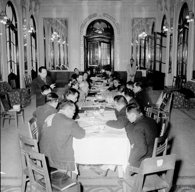 Ban sửa đổi Hiến pháp do Chủ tịch Hồ Chí Minh làm Trưởng ban họp phiên cuối cùng để hoàn chỉnh bản dự thảo mới trình quốc hội thông qua (25/12/1959). Ảnh: TTXVN