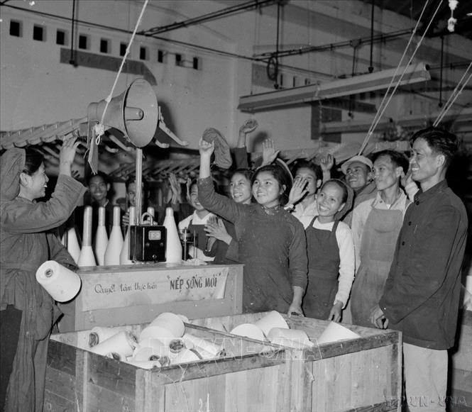 Công nhân xí nghiệp dệt kim Đông - Xuân phấn khởi khi nghe Quốc hội thông qua Hiến pháp mới (1959). Ảnh: TTXVN