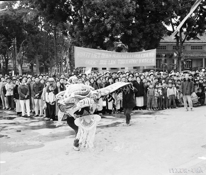 Nhân dân thủ đô vui mừng khi bản Hiến pháp mới được Quốc hội khóa I thông qua (1959). Ảnh: TTXVN
