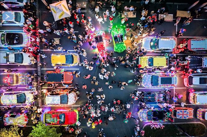 Ô tô được trang hoàng lung linh đón Giáng sinh tại Johannesburg, Nam Phi. Ảnh: THX/TTXVN