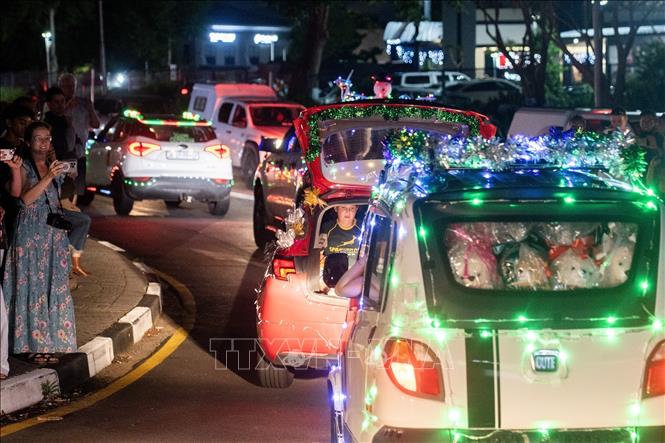 Ô tô được trang hoàng lung linh đón Giáng sinh tại Johannesburg, Nam Phi. Ảnh: THX/TTXVN