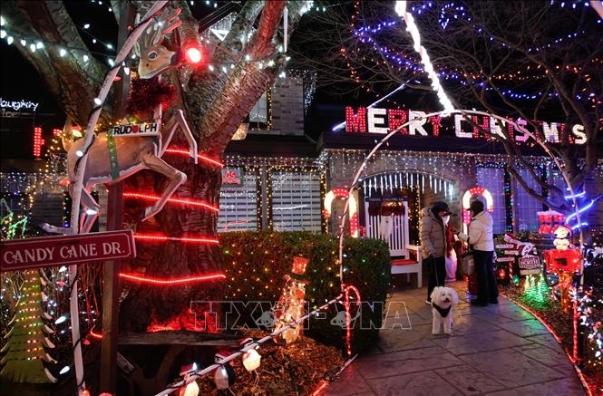 Ngôi nhà được trang hoàng lung linh đón Giáng sinh tại Vancouver, British Columbia, Canada. Ảnh: THX/TTXVN