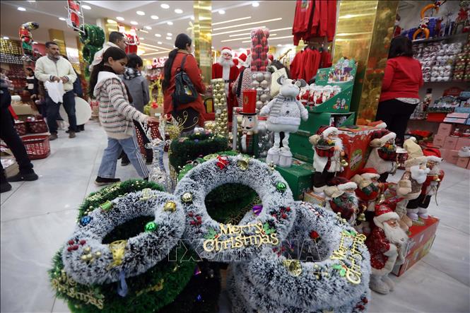 Đồ trang trí Giáng sinh được bày bán tại Cairo, Ai Cập. Ảnh: THX/TTXVN