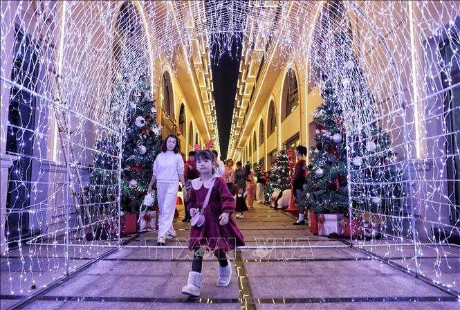 Nhiều tuyến phố được trang hoàng lộng lẫy. Ảnh: Danh Lam -TTXVN