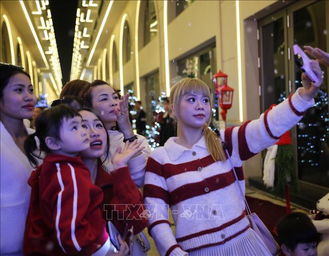 Khách tham quan, chụp ảnh, check-in. Ảnh: Danh Lam -TTXVN