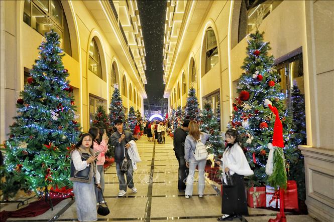 Nhiều tuyến phố được trang hoàng lộng lẫy. Ảnh: Danh Lam -TTXVN