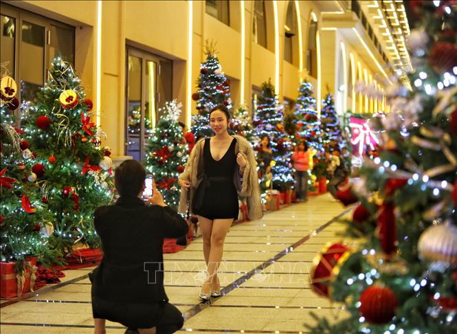 Nhiều tuyến phố được trang hoàng rực rỡ, thu hút người dân đến chụp ảnh. Ảnh: Danh Lam -TTXVN