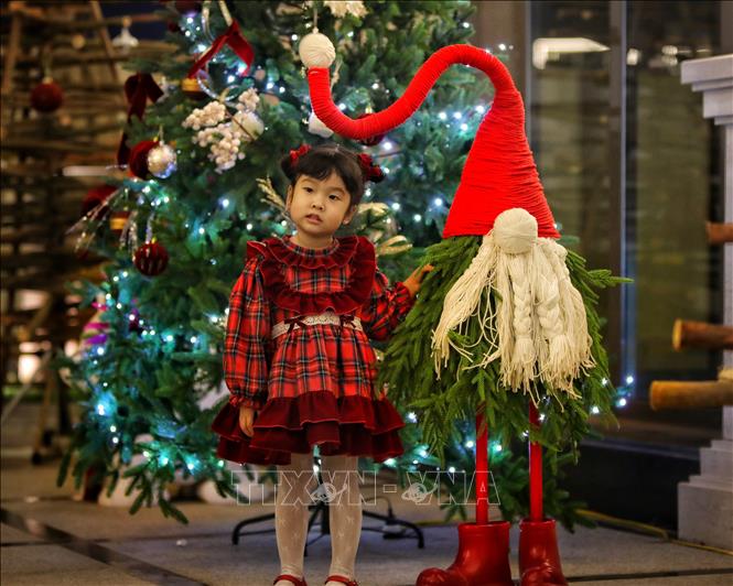 Các em nhỏ vui thích chụp ảnh. Ảnh: Danh Lam -TTXVN