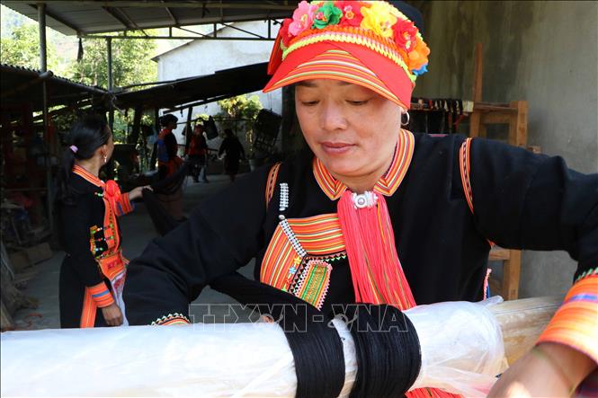 The threads, once spun, can be up to 10 meters long. VNA Photo: Nguyễn Oanh