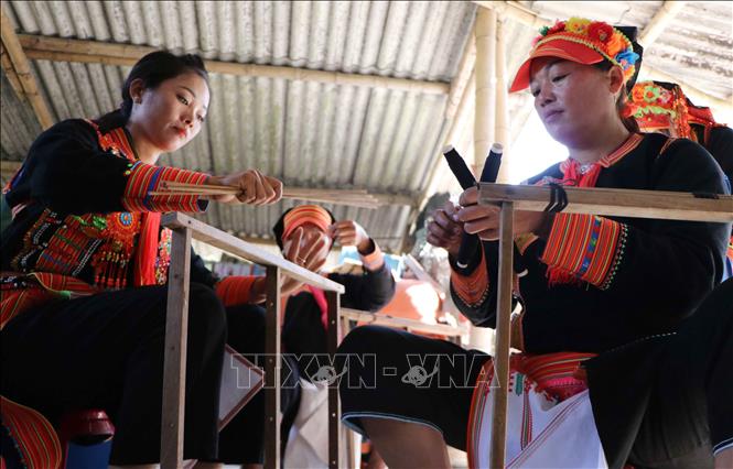 The fabric fibers are separated, forming individual rolls. VNA Photo: Nguyễn Oanh