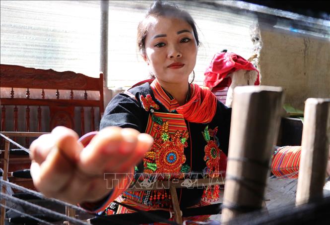 A Dao woman separates yarn fibers during the spinning process. VNA Photo: Nguyễn Oanh