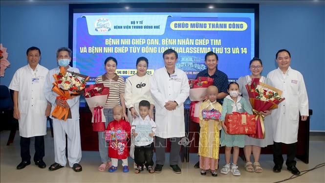 Lễ xuất viện cho các ca bệnh được ghép tuỷ và ghép tạng tại Bệnh viện Trung ương Huế. Ảnh: TTXVN phát 