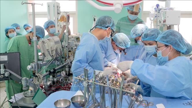 Ê-kíp bệnh viện Trung ương Huế hiện ghép tim cho bệnh nhân. Ảnh: TTXVN phát