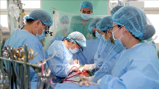 Ê-kíp bệnh viện Trung ương Huế hiện ghép tim cho bệnh nhân. Ảnh: TTXVN phát 
