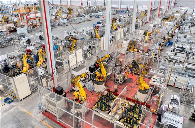 Bên trong nhà máy sản xuất xe điện ở tỉnh Chiết Giang, Trung Quốc. Ảnh: THX/TTXVN