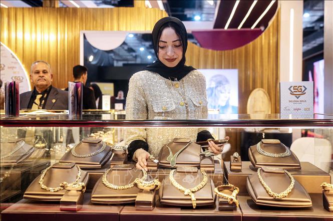 Trang sức vàng được bày bán tại Cairo, Ai Cập. Ảnh: THX/TTXVN