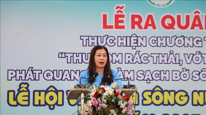 Bà Nguyễn Thị Thùy Nhi, Phó Giám đốc Sở Nông nghiệp và Môi trường thành phố Cần Thơ, phát biểu phát động chương trình. Ảnh: Hồng Thái - TTXVN