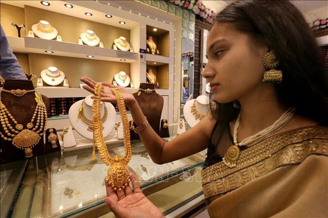 Trang sức vàng được bày bán tại Bhopal, Ấn Độ. Ảnh: THX/TTXVN
