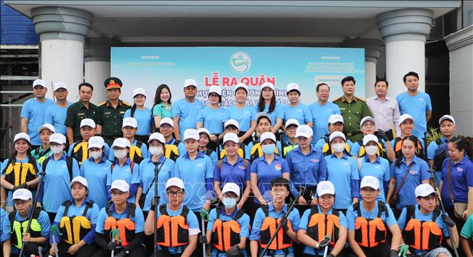 Các lực lượng, tình nguyện viên tham gia chương trình. Ảnh: Hồng Thái - TTXVN