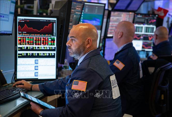 Giao dịch viên tại sàn chứng khoán New York, Mỹ. Ảnh: THX/TTXVN