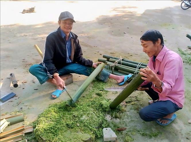 Tận dụng lợi thế diện tích rừng lùng, nứa rộng lớn, người dân xã Châu Tiến, tỉnh Nghệ An, đã phát triển nghề mây tre đan. Ảnh: Trịnh Duy Hưng-TTXVN