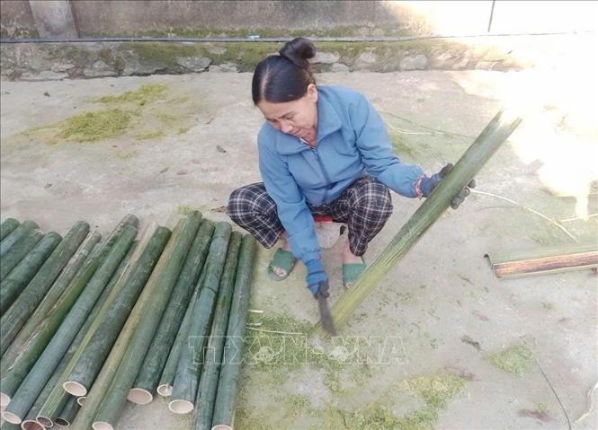 Tận dụng lợi thế diện tích rừng lùng, nứa rộng lớn, người dân xã Châu Tiến, tỉnh Nghệ An, đã phát triển nghề mây tre đan. Ảnh: Trịnh Duy Hưng-TTXVN