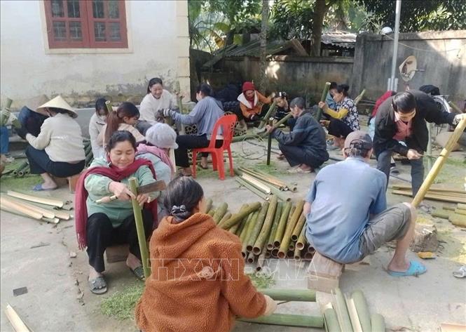 Tận dụng lợi thế diện tích rừng lùng, nứa rộng lớn, người dân xã Châu Tiến, tỉnh Nghệ An, đã phát triển nghề mây tre đan. Ảnh: Trịnh Duy Hưng-TTXVN