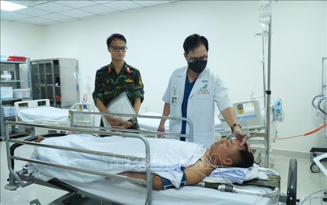 Người bệnh vận chuyển về từ Trường Sa được các Bệnh viện Quân y 175 thăm khám, điều trị tích cực. Ảnh: TTXVN phát