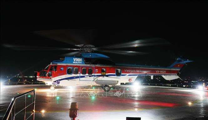 Trực thăng của Binh đoàn 18 (Bộ Quốc phòng) cùng lúc chở 2 bệnh nhân từ Trường Sa đáp xuống sân đỗ Bệnh viện Quân y 175. Ảnh: TTXVN phát