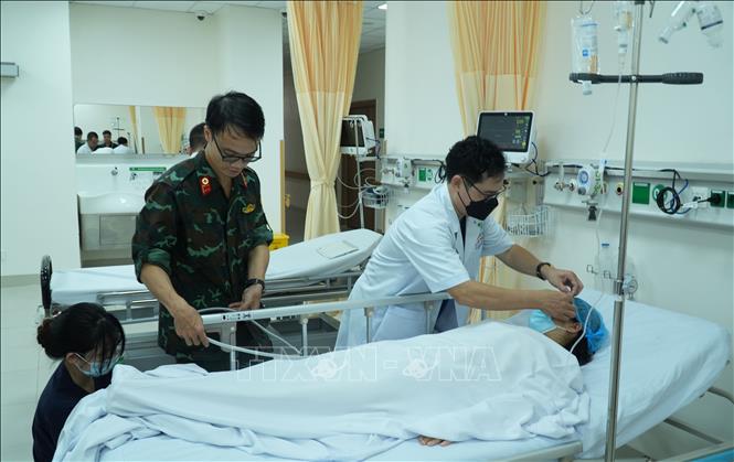 Người bệnh vận chuyển về từ Trường Sa được các Bệnh viện Quân y 175 thăm khám, điều trị tích cực. Ảnh: TTXVN phát