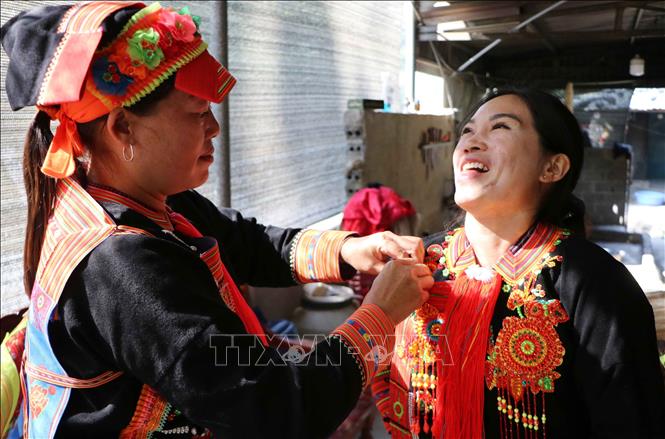 The traditional clothing of Dao women is made from indigo black fabric, meticulously hand-embroidered with colorfully bright brocade patterns. VNA Photo: Nguyễn Oanh