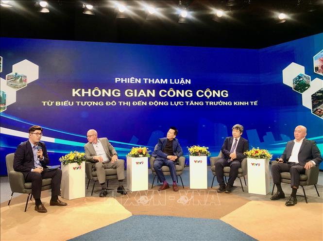 Các chuyên gia tham gia phiên thảo luận tại tọa đàm. Ảnh: Mỹ Phương - TTXVN. 