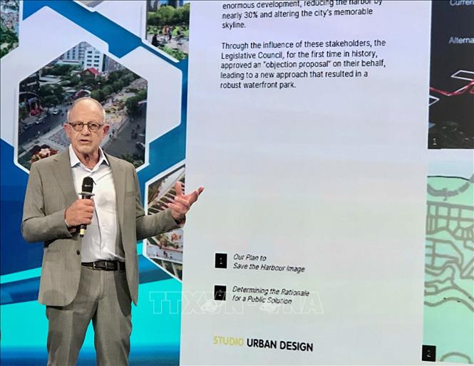 Kiến trúc sư Steven Townsend, Giám đốc điều hành Studio Urban Design (SUDV). phát biểu. Ảnh: Mỹ Phương – TTXVN. 