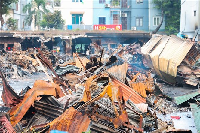 Đống đổ nát ngổn ngang tại hiện trường vụ cháy chợ Xanh Định Công, phường Phương Liệt, Hà Nội. Ảnh: Lê Đông - TTXVN