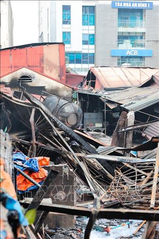 Các kết cấu kim loại bị cháy xem, đổ sập chồng chéo tại vụ cháy chợ Xanh Định Công, phường Phương Liệt, Hà Nội. Ảnh: Lê Đông - TTXVN