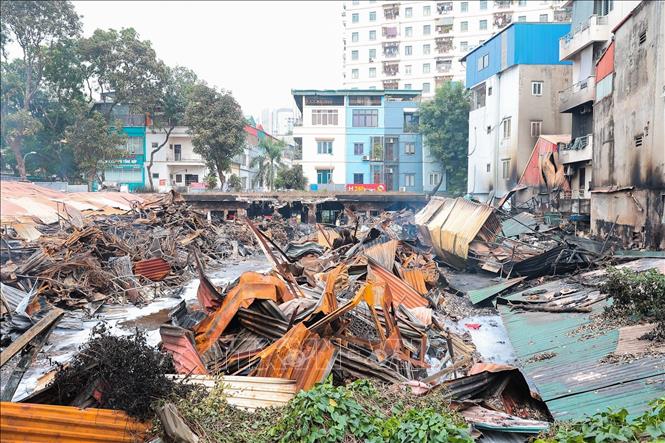 Đống đổ nát ngổn ngang tại hiện trường vụ cháy chợ Xanh Định Công, phường Phương Liệt, Hà Nội. Ảnh: Lê Đông - TTXVN