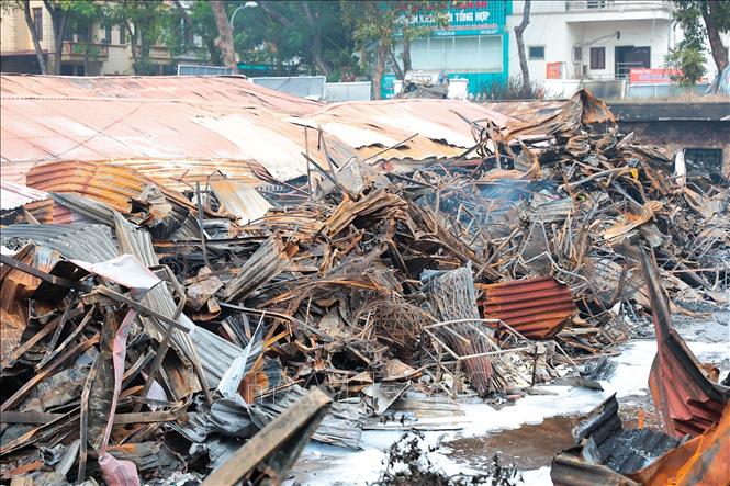 Các kết cấu kim loại bị cháy xem, đổ sập chồng chéo tại vụ cháy chợ Xanh Định Công, phường Phương Liệt, Hà Nội. Ảnh: Lê Đông - TTXVN