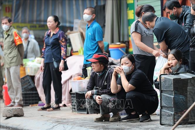 Gương mặt thất thần của người dân khi chứng kiến khu kinh doanh bị thiêu rụi. Ảnh: Lê Đông - TTXVN