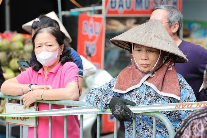 Nét mặt lo lắng của người dân khi nghĩ về sinh kế sau vụ cháy. Ảnh: Lê Đông - TTXVN