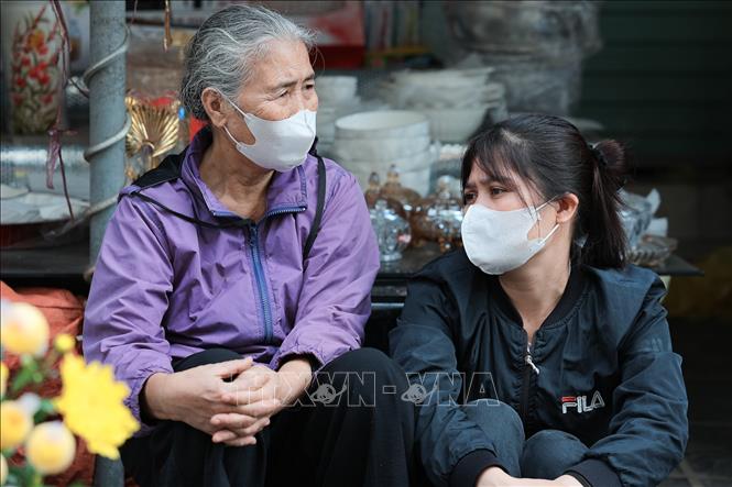 Nét mặt lo lắng của người dân khi nghĩ về sinh kế sau vụ cháy. Ảnh: Lê Đông - TTXVN