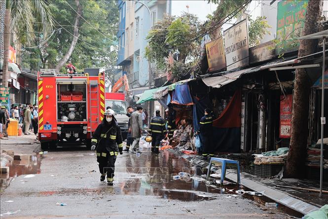 Hiện trường hàng chục ki-ốt bị thiêu rụi sau vụ cháy chợ Xanh Định Công, phường Phương Liệt, Hà Nội. Ảnh: Lê Đông - TTXVN