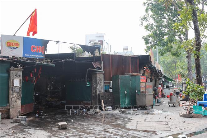 Hiện trường hàng chục ki-ốt bị thiêu rụi sau vụ cháy chợ Xanh Định Công, phường Phương Liệt, Hà Nội. Ảnh: Lê Đông - TTXVN