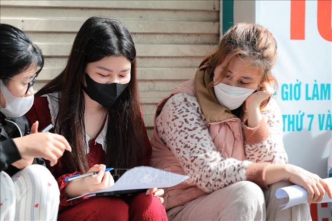 Người dân làm báo cáo thiệt hại tài sản sau vụ cháy chợ Xanh Định Công. Ảnh: Lê Đông - TTXVN