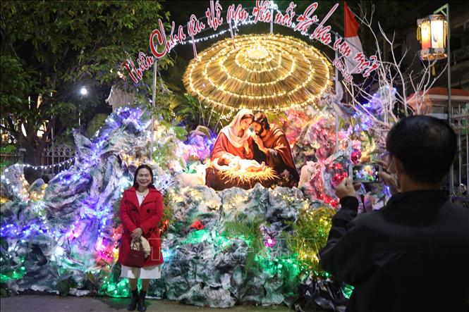 Người dân Huế check - in, lưu giữ khoảnh khắc ý nghĩa trước thềm Giáng sinh đang đến gần. Ảnh: Mai Trang - TTXVN