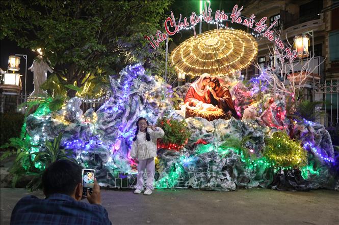 Người dân Huế check - in, lưu giữ khoảnh khắc ý nghĩa trước thềm Giáng sinh đang đến gần. Ảnh: Mai Trang - TTXVN 
