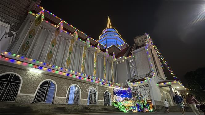 Các nhà thờ tại Huế được trang hoàng lung linh, đón chào mùa Giáng sinh an lành. Ảnh: Mai Trang- TTXVN 