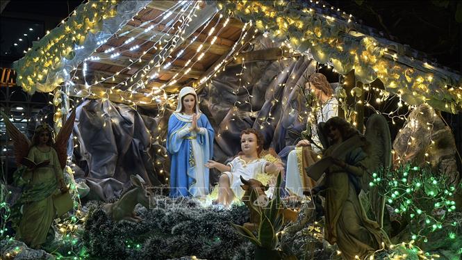 Hang đá và tiểu cảnh được trang trí công phu, đẹp mắt. Ảnh: Mai Trang- TTXVN 