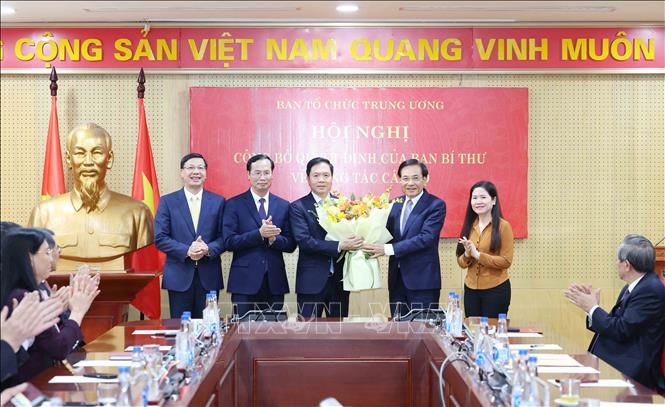 Các đồng chí lãnh đạo Văn phòng Chính phủ tặng hoa chúc mừng đồng chí Trịnh Mạnh Linh. Ảnh: Phương Hoa – TTXVN