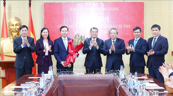 Các đồng chí lãnh đạo Ban Tổ chức Trung ương tặng hoa chúc mừng đồng chí Trịnh Mạnh Linh. Ảnh: Phương Hoa – TTXVN