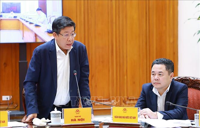 Phó Chủ tịch UBND Thành phố Hà Nội Dương Đức Tuấn báo cáo tiến độ dự án đường sắt đô thị trên địa bàn thành phố. Ảnh: Dương Giang-TTXVN 
